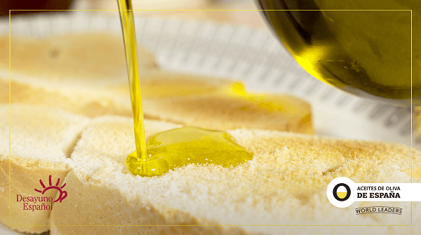 Aceite de oliva cayendo sobre tostada