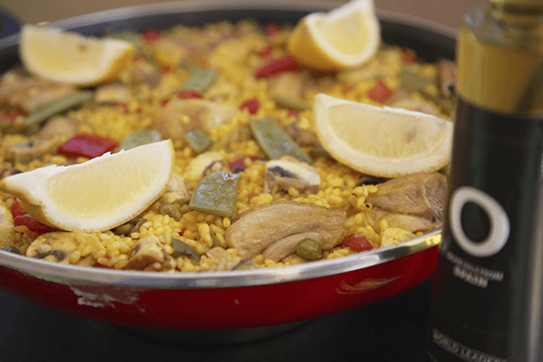 Paella con limón y botella de aceite de oliva