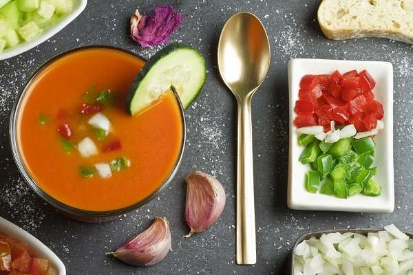 Ingredientes gazpacho junto con plato terminado