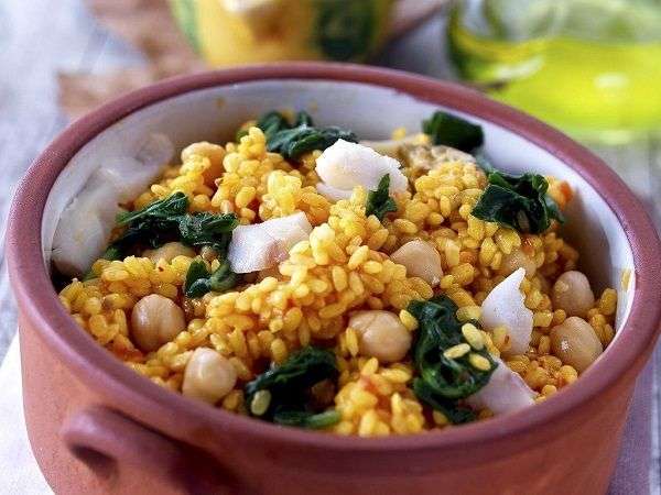 Arroz con espinacas. garbanzos y bacalao