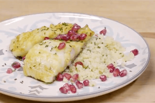 Plato blanco con bacalao marinado con cuscús y granada