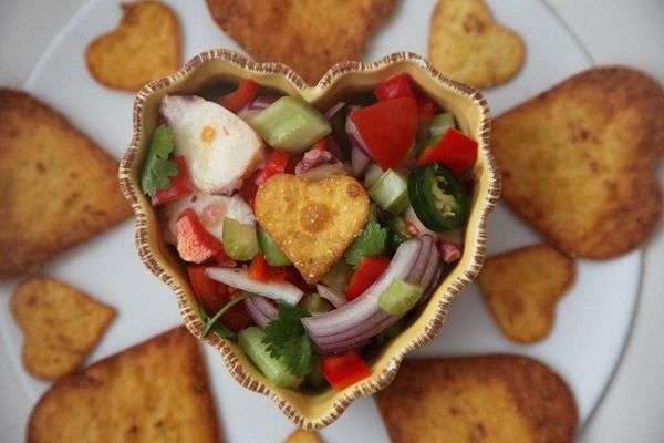 Ceviche de pulpo en recipiente con forma de corazón y tortillas con forma de corazón