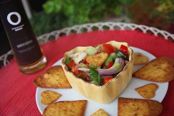 Ceviche de pulpo en recipiente con forma de corazón y tortillas con forma de corazón