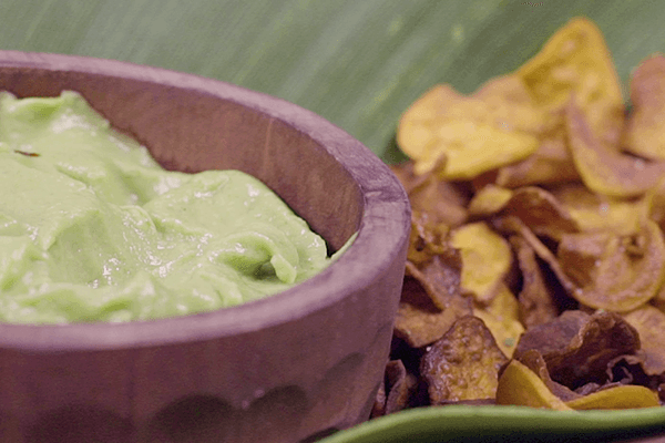 Chips de batata con crema de aguacate