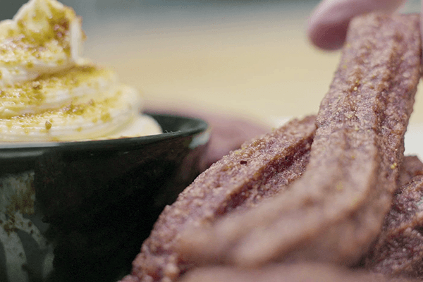 Detalle de churros con queso crema