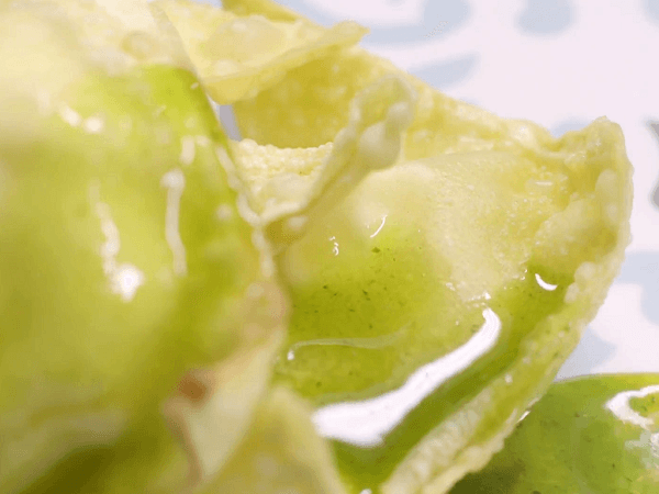 Ravioli frito con salsa de cilantro