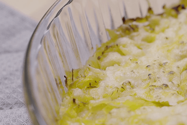 Pastel de patata y calabaza en recipiente de vídriosobre mesa de madera con mantel 