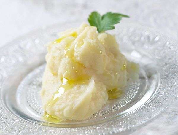 puré de patatas con chorro de aceite en plato de cristal transparentes