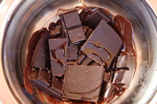 onzas de chocolate con aceite de oliva derritiéndose al baño maría