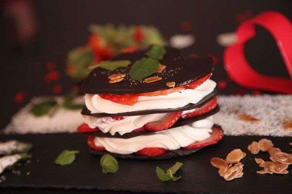 Milhoja de chocolate con forma de corazón rellena de crema chanilly y fresas