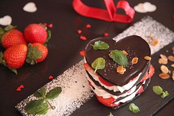 Milhoja de chocolate con forma de corazón rellena de crema chanilly y fresas