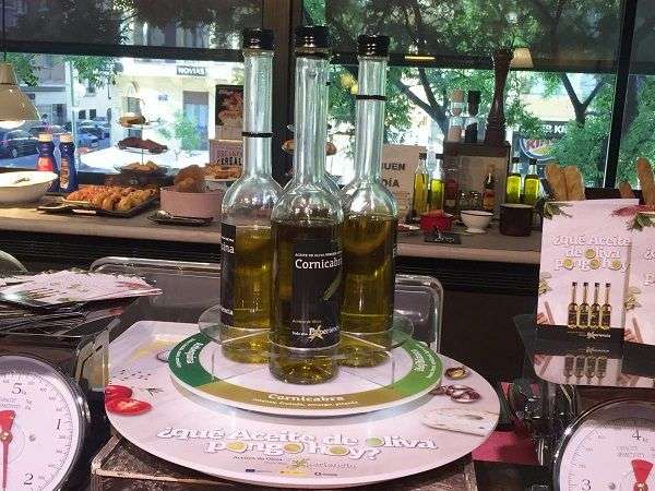 Aceites de oliva correctamente embotellados y etiquetados