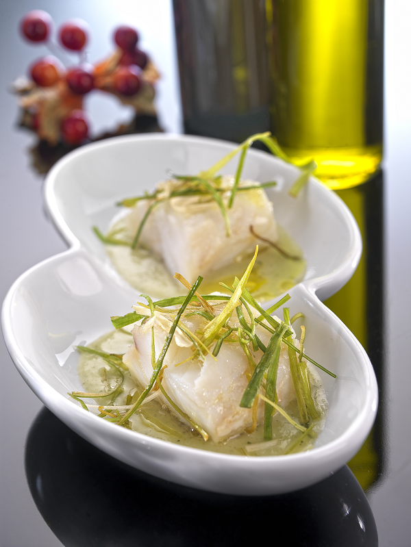 Bacalao confitado con crema de purrusalda y crujiente de puerro