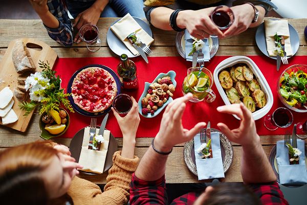 Mesa con amigos y diferentes platos 