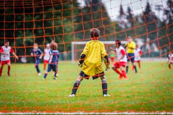 Niños jugando al futbol 