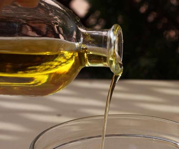 aceite de oliva cayendo 