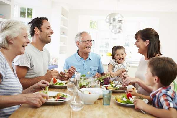 Familia feliz almorzando