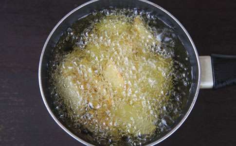 Aceite de oliva caliente en sartén 