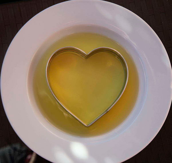 Aceite de oliva y cortador con forma de corazón