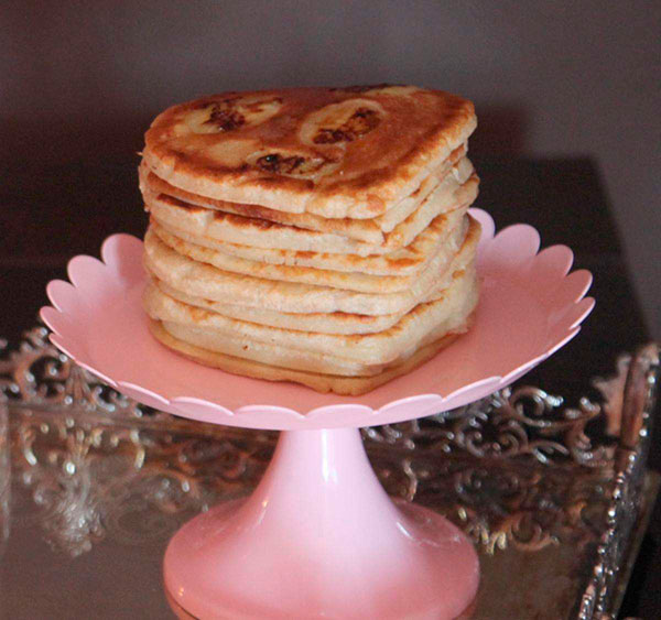 Pancakes de corazón con plátano y canela