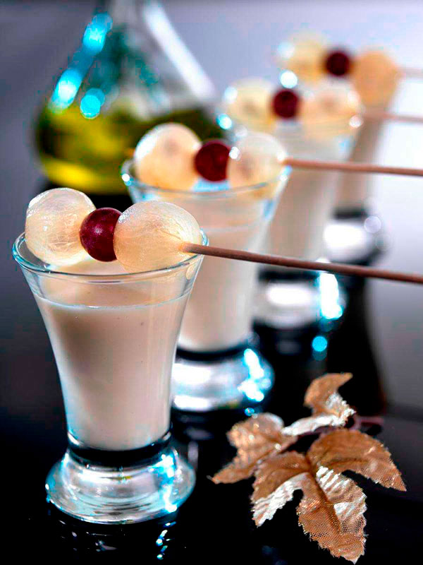 chupito de crema de almendras y uvas al aceite de oliva