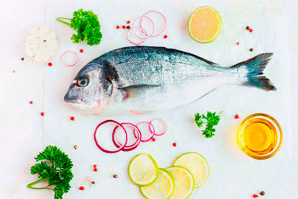 Receta de pescado a la parrilla con papas y ensalada de yogurt