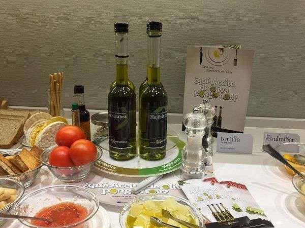 Expositor de aceites de oliva virgen extra en el comedor de un hotel