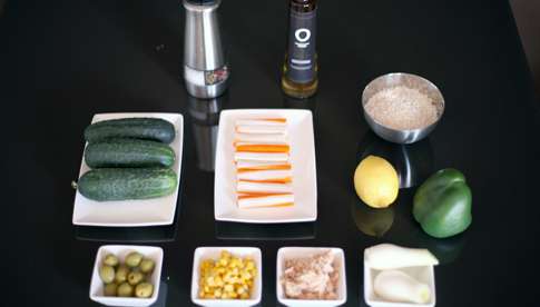 Pepino cangrejo, maíz, arroz, aceitunas, aceite de oliva, atún, pimiento, limón, vinagre de manzana, sal