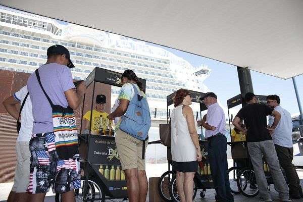 Los carritos de los Aceites de Oliva recibieron a los pasajeros del Harmony of the Seas en el Puerto de Málaga