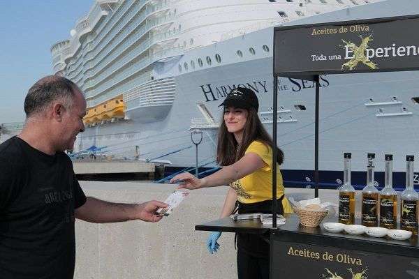 Los turistas que visitaron Málaga pudieron realizar degustaciones en los carritos de los Aceites de Oliva