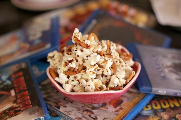 Palomitas dulces con caramelo y galletas saladas