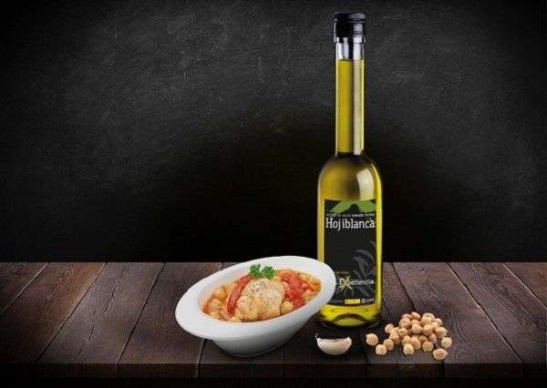 Aceite de oliva virgen extra de la variedad hojiblanca para las recetas de legumbres con pescado