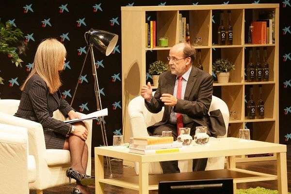 Beatriz Perez Aranda entrevistando a Doctor Estruch en Dialogos Saludables