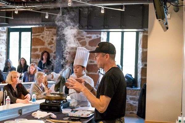 Chef Daniel Olivella cocinando con Aceites de Oliva de España en Healthy Kitchens, Healthy Lives