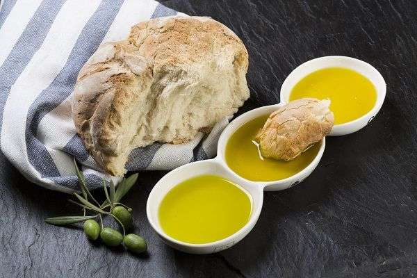 Existe una viaridad de aceite de oliva virgen extra para maridad con cada tipo de pan