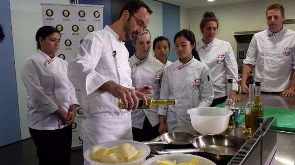 Los futuros cocineros aprendieron alganas técnicas básicas del uso de los aceites de oliva