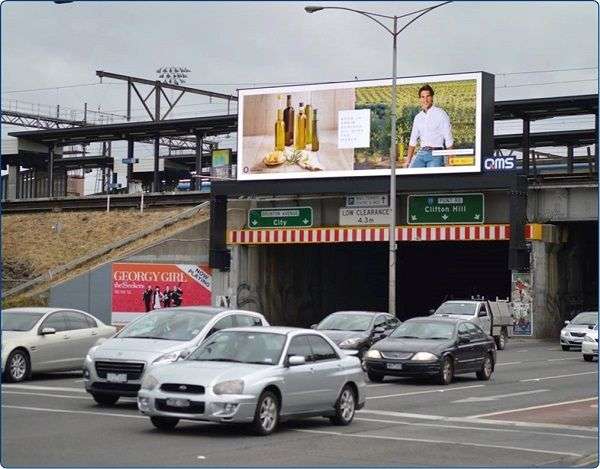 Pantallas gigantes con la imagen de campaña