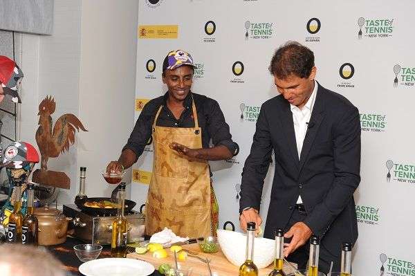 Rafael Nadal y Marcus Samuelsson cocinando en el Taste of Tennis