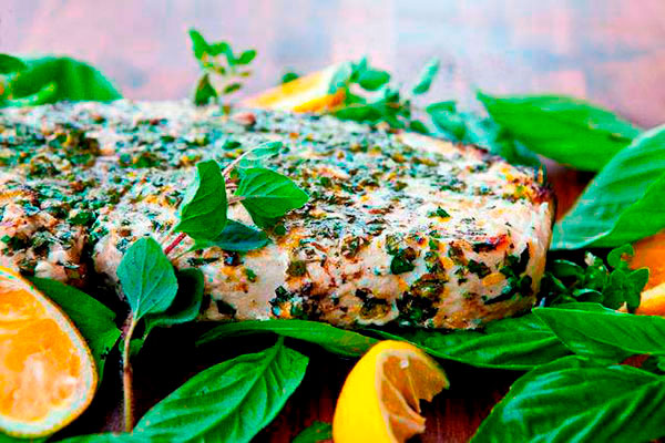 Pescado a la parrilla con papas y ensalada de yogurt