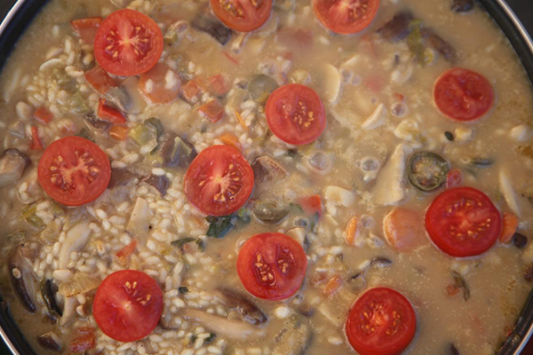 Preparación arroz con verduras, setas y huevo