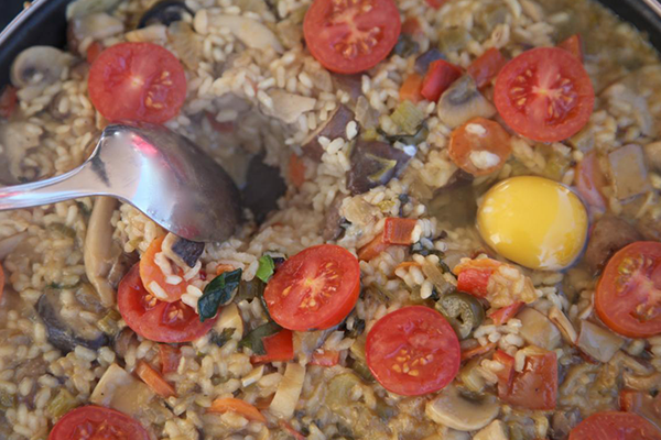 Arroz con verduras, setas y huevo