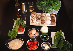 Ingredientes para receta de arroz con verduras, setas y huevo