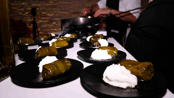 Hoja de parra rellena de cordero y yogurt