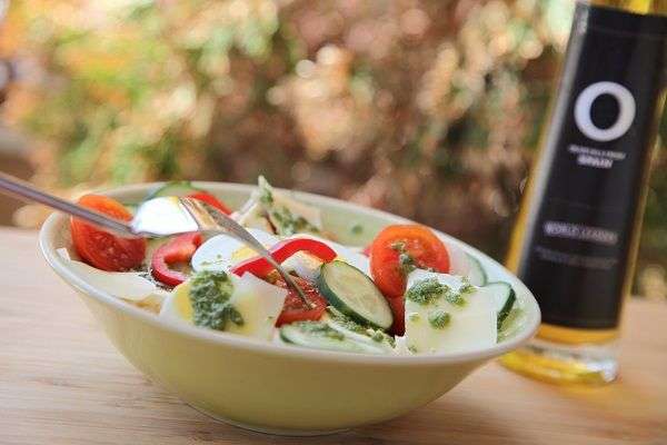 Ensalada de pepino, tomate, pimiento, champiñones y aceite de oliva
