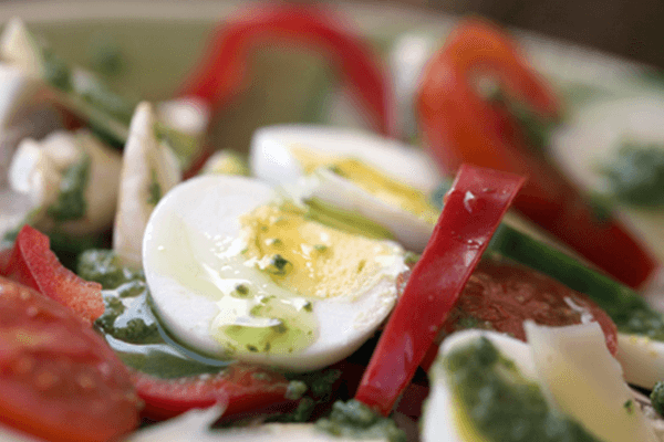 Ensalada de pepino, pimiento, huevo y aceite de oliva