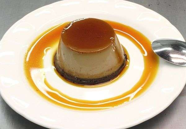 Flan de naranja sobre bizcocho de chocolate