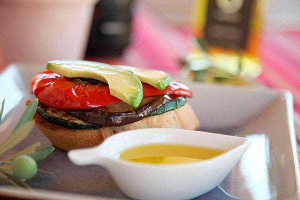 Tosta de verduras asadas con aceite de oliva