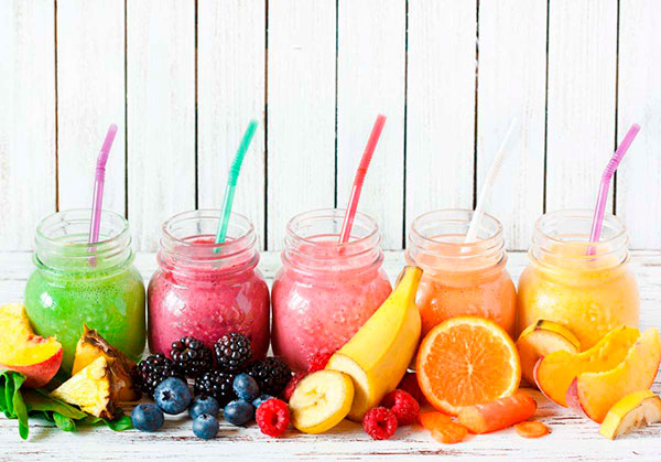 Tarros de smoothies de fruta fresca