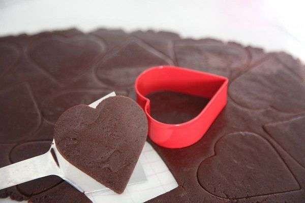 masa para hacer galletas de chocolate con forma de corazón 
