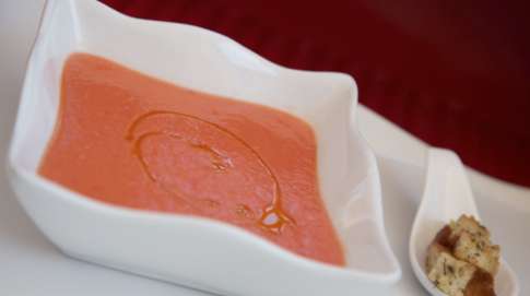 Gazpacho con hilo de aceite de oliva y picatostes